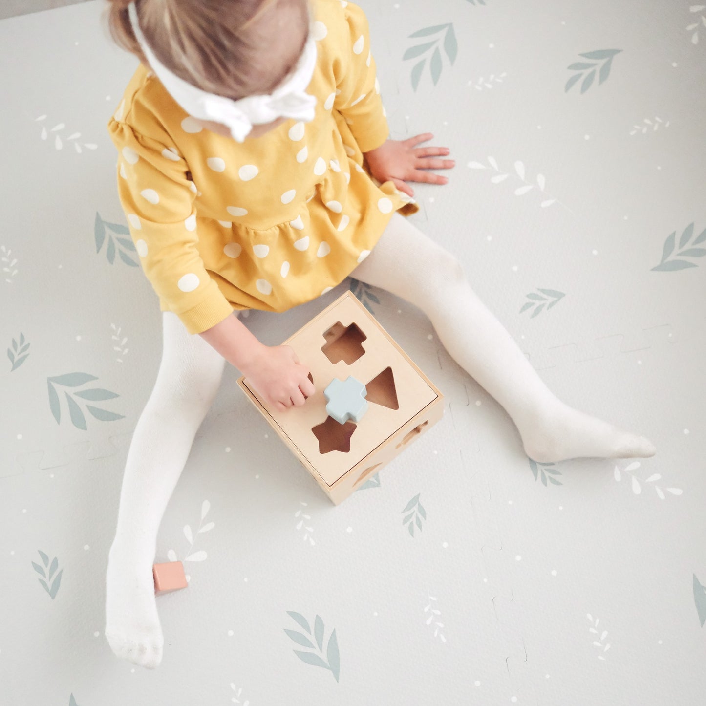 Dove grey with white and mint leaves play mat