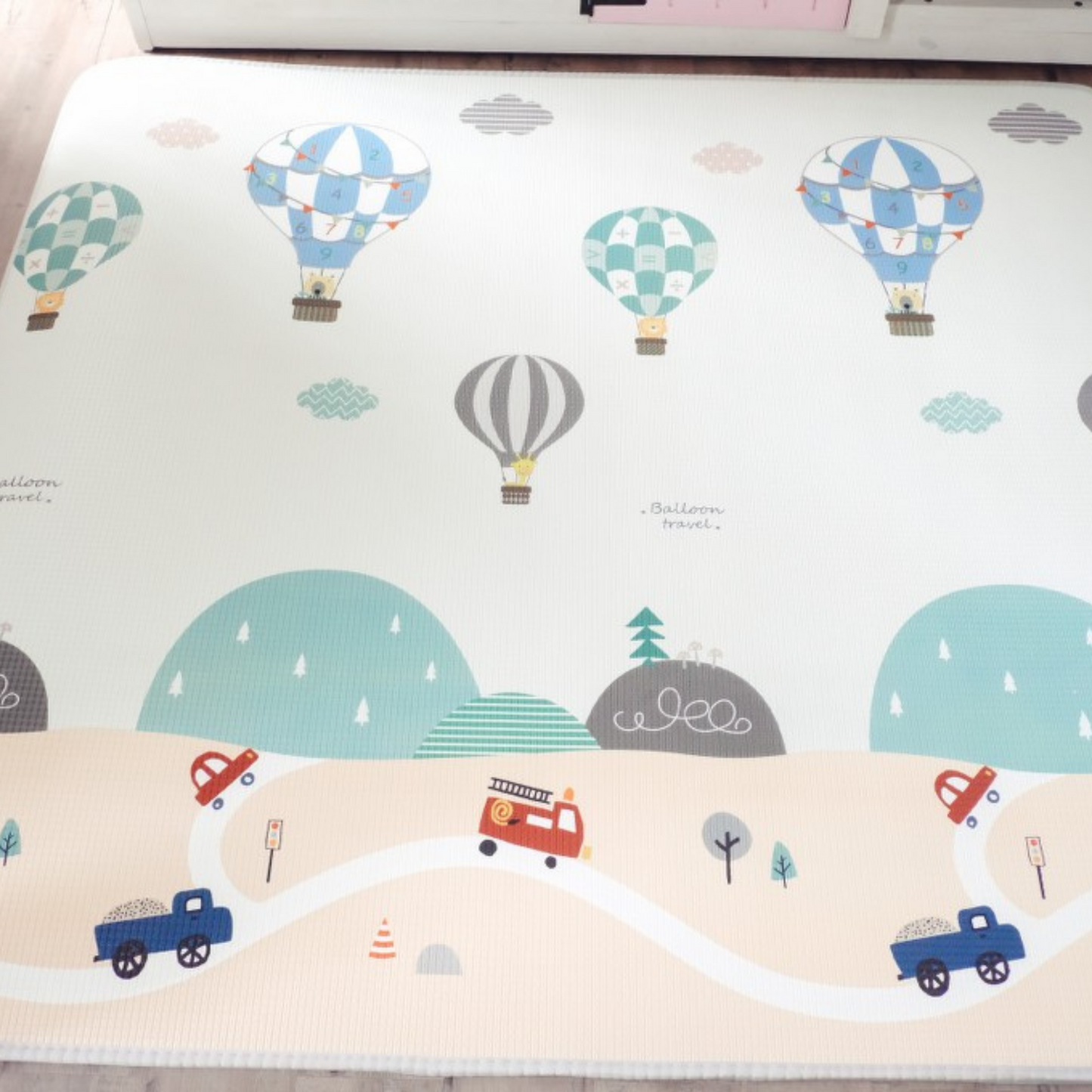 Hot air balloons and car track play mat (Beige edging)